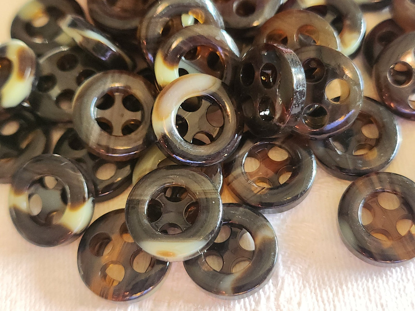 Lot 24 boutons vintage marron moucheté large trou 1,4 cm ref 5772