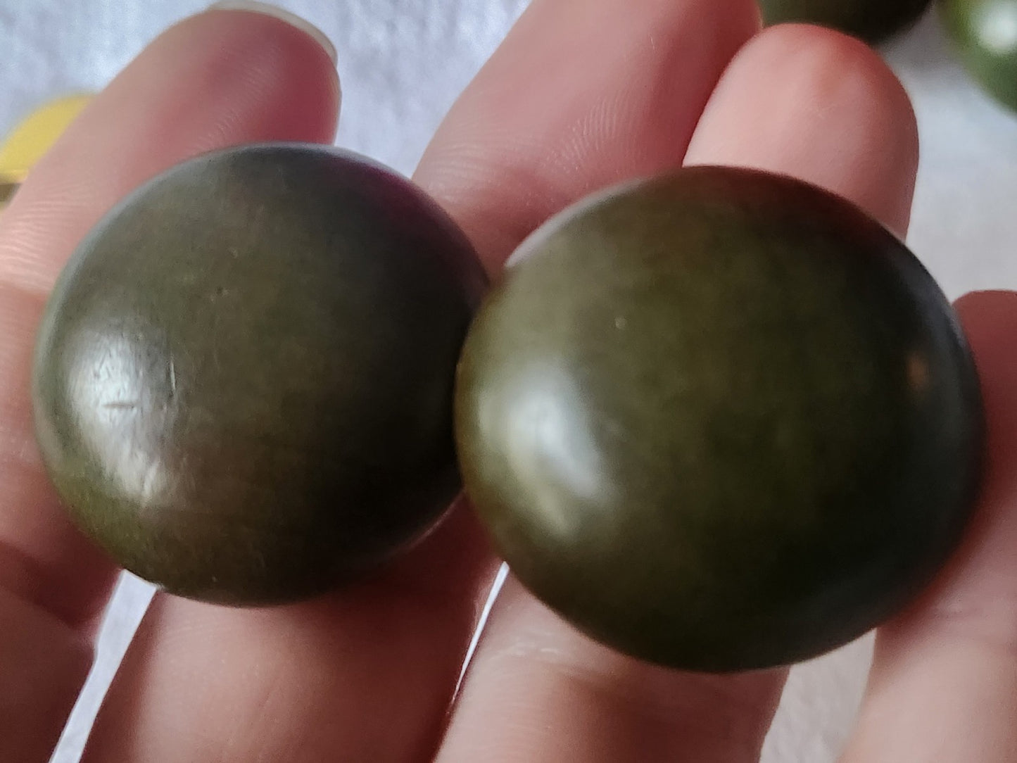 Lot 5 gros boutons anciens en bois vert bombé 2,9 cm ref 903