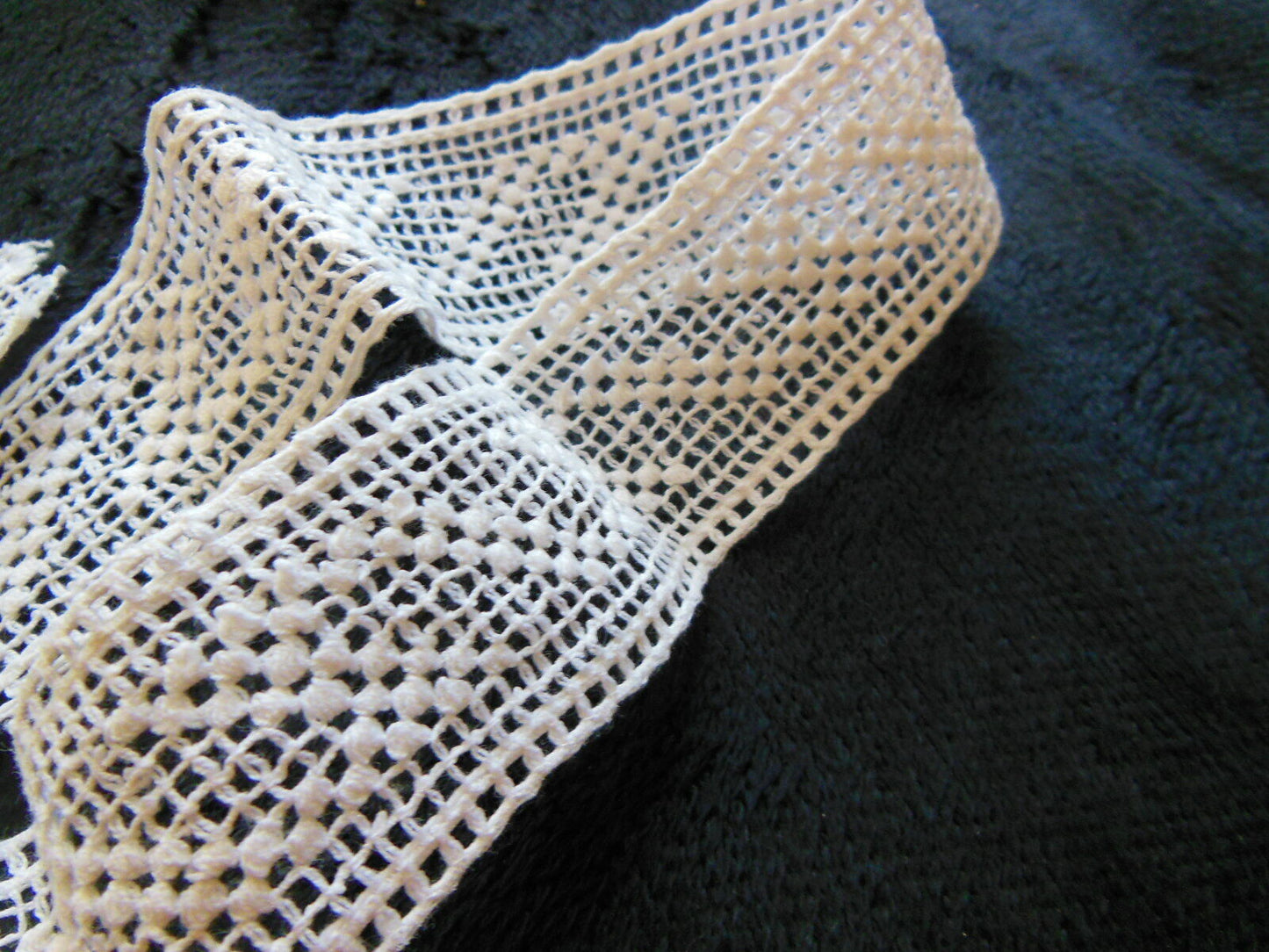 Dentelle ancienne entre deux blanche large 1 mètre 02 sur 3,3 cm T15-50