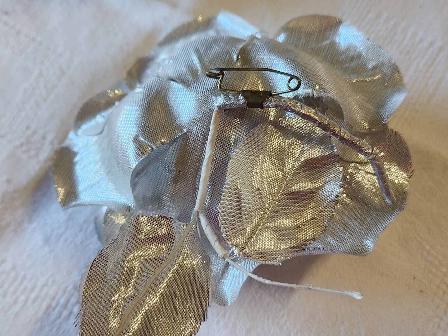 Fleur ancienne tissu argenté montée en broche modiste vintage 9 cm T0-46