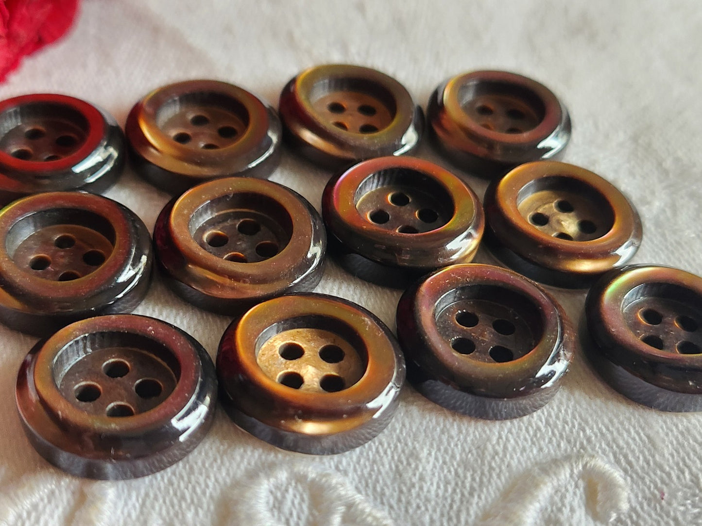Lot 12 boutons anciens en nacre marron épais bord 1,7 cm lourd ref 6023