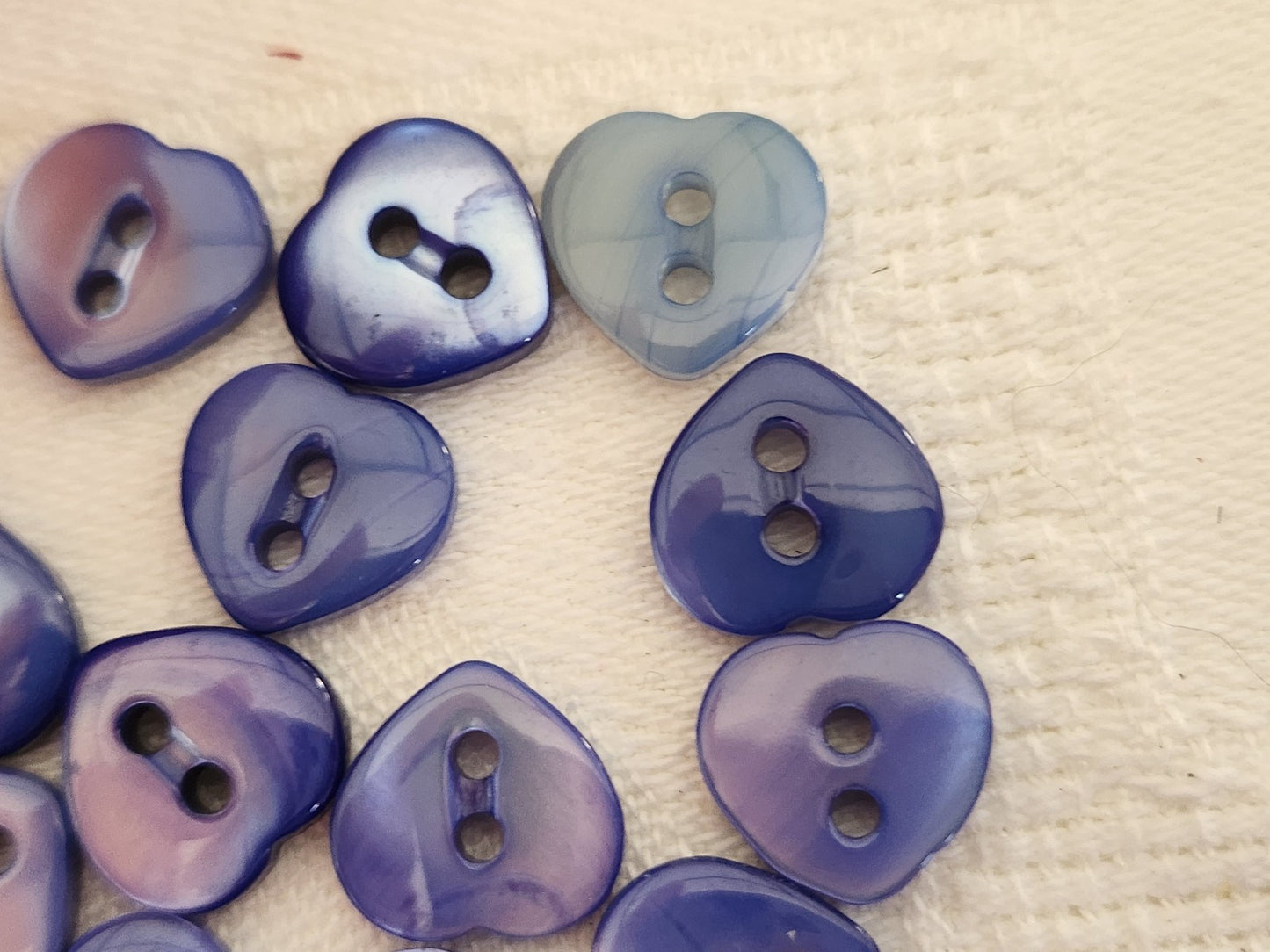 lot 16 boutons anciens en nacre bleu forme de coeur panaché 1,1 cm ref 5939