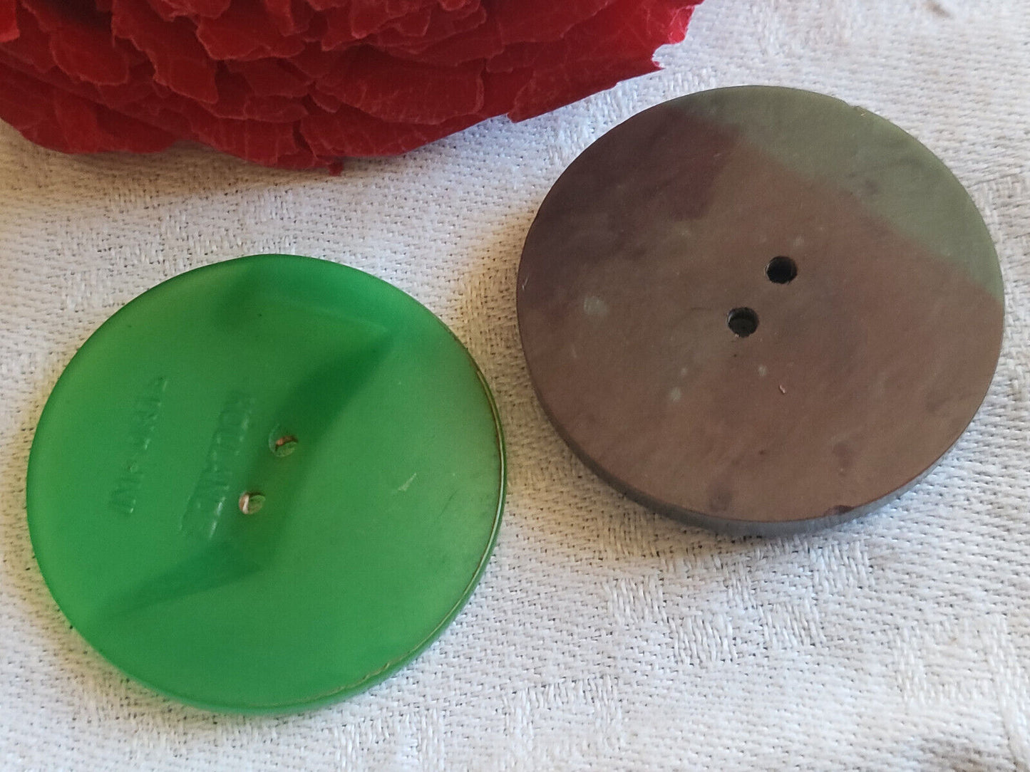 Duo gros boutons anciens vert travaillé manteaux 3,4 et 3,5 cm ref 1538