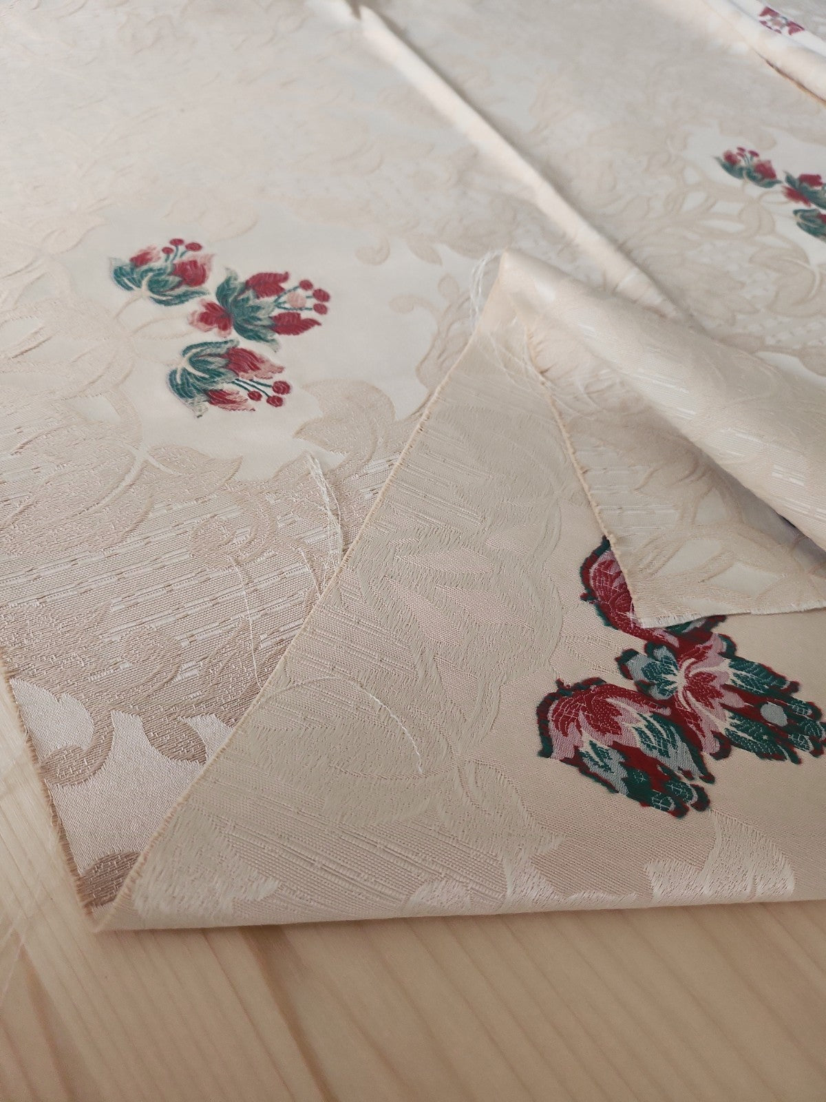Deux coupons anciens tissu ecru damassé 1 m 90 sur 59 cm et 1 m 25 sur 44cm B4