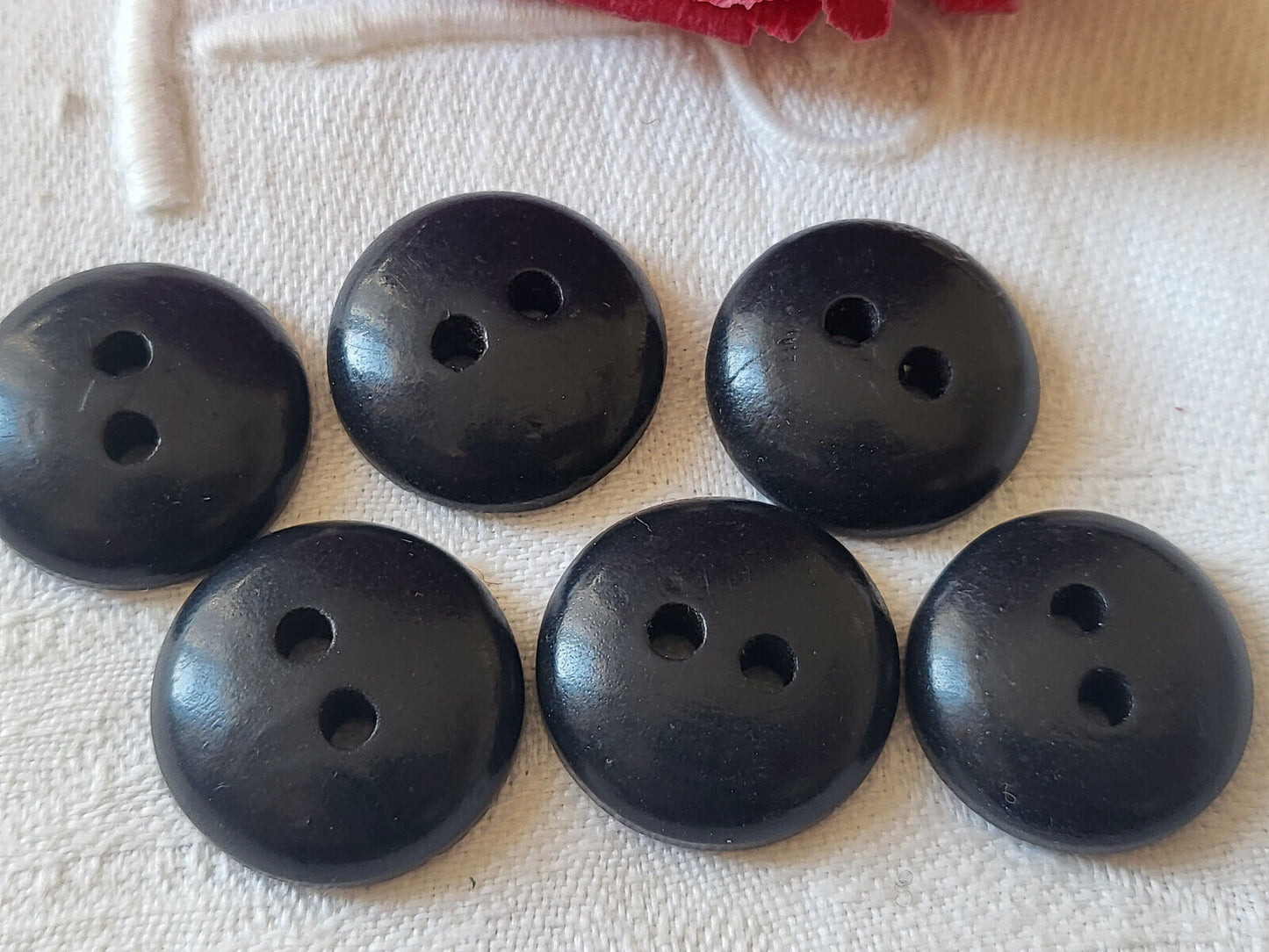 Lot 6 anciens boutons en bois peint noir à trous 1,8 cm ref 3218