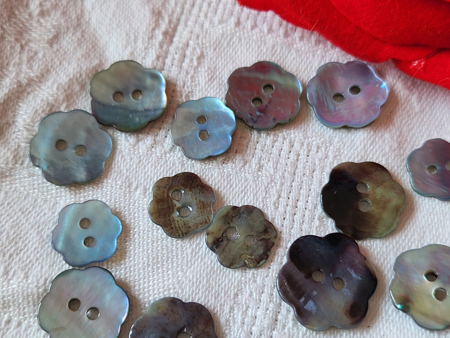 Lot 14 boutons vintage en nacre bleu panaché fleur 1,2 à 1,7 cm ref 1226