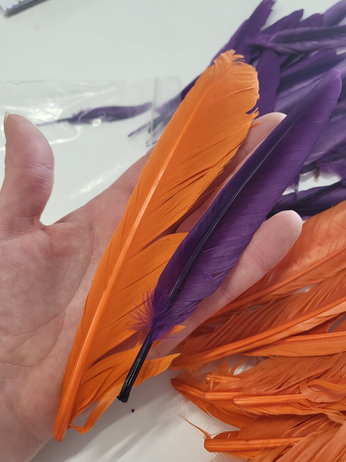 Lot d environ 80 plumes vintage violet orange chapeau modiste N°17 B6