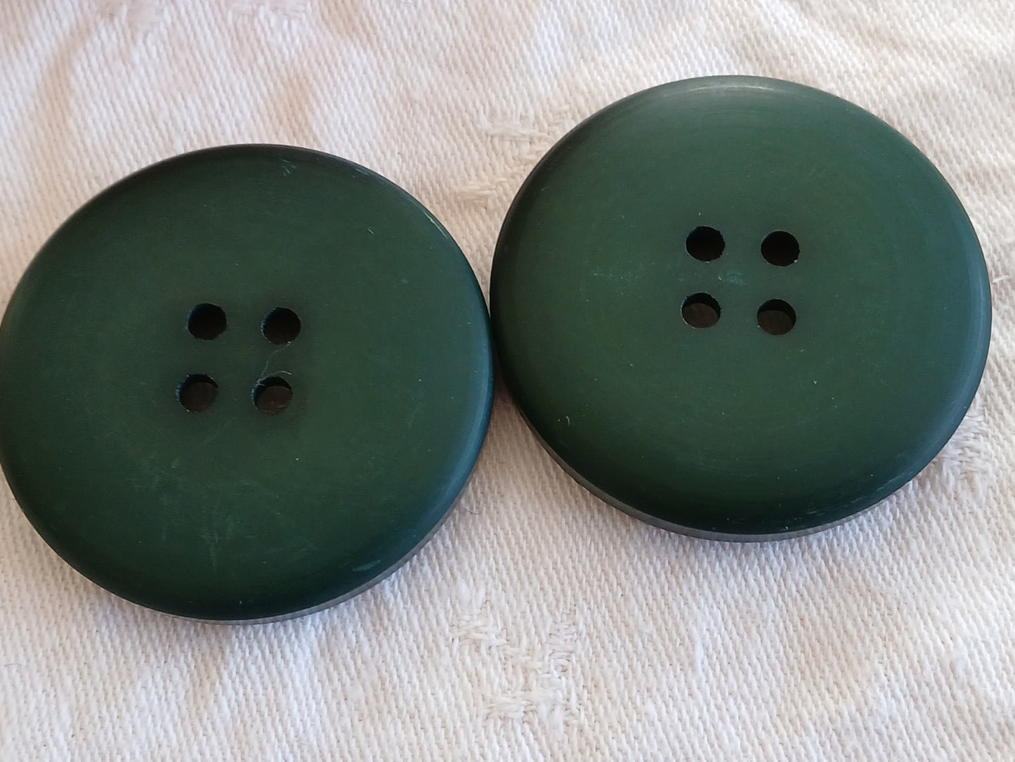 Duo énormes boutons vintage vert mat motif relief 4,4 cm XXL 44 mm ref 6462