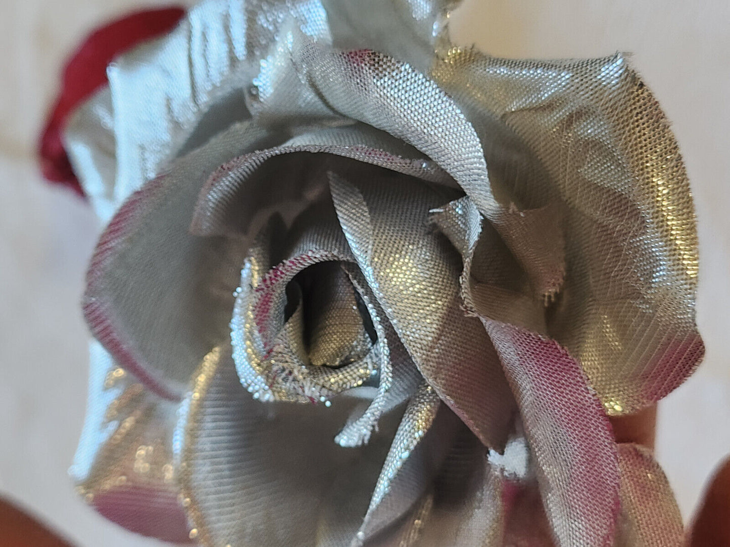 Fleur ancienne tissu argenté montée en broche modiste vintage 9 cm T0-46