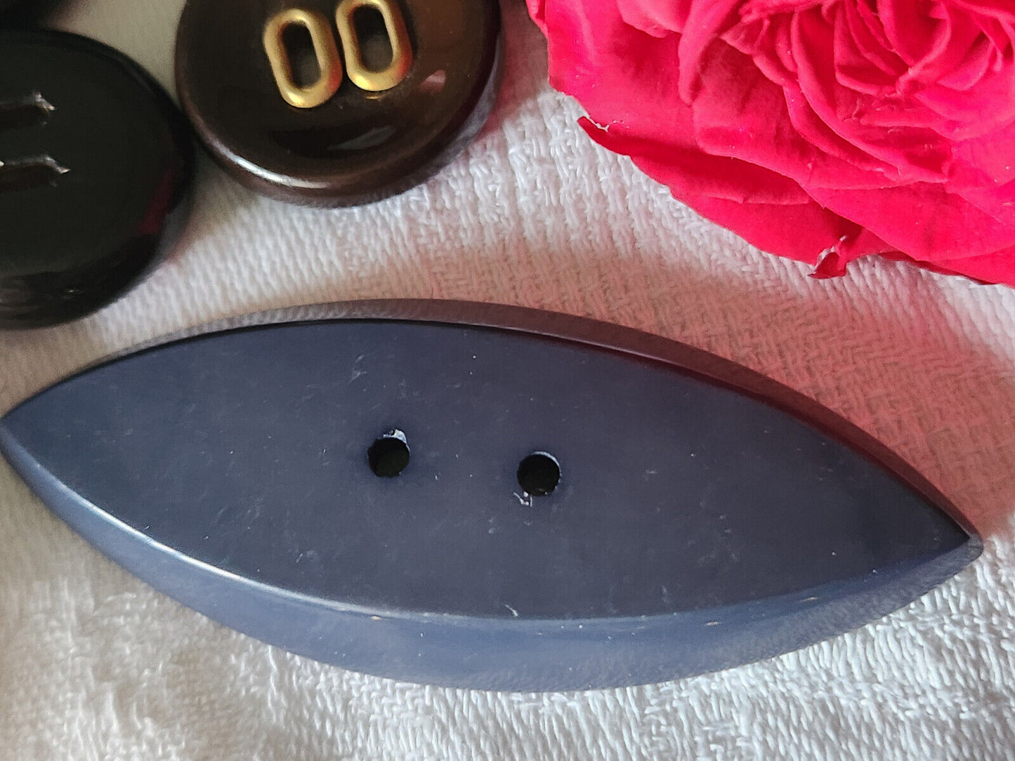 Enorme bouton vinbtage gris collection 7,3 cm sur 3 cm ref 790