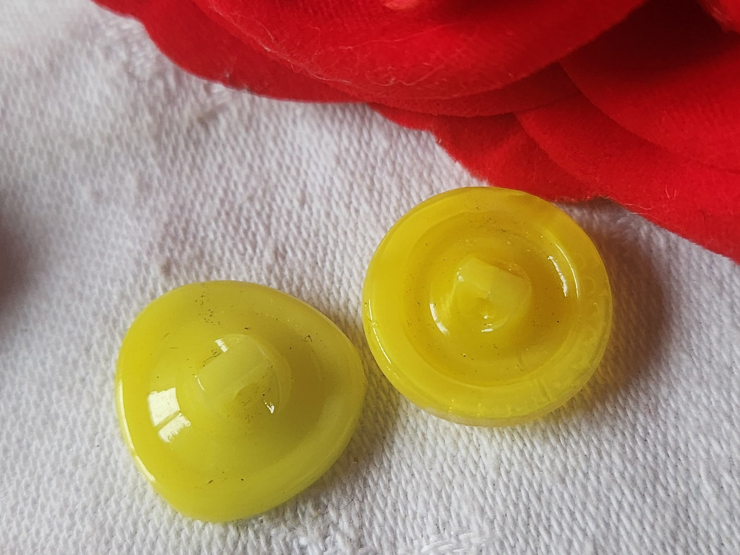 Duo boutons anciens en verre motif jaune vintage 1,8 cm D9L