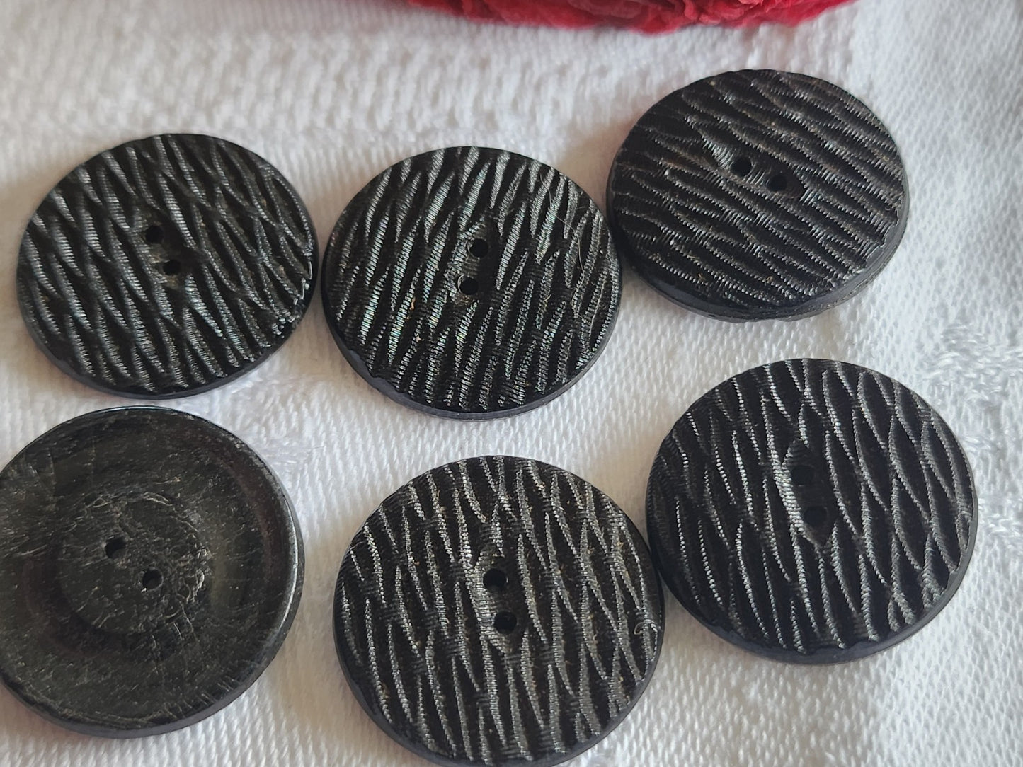 Lot 6 boutons anciens en verre noir strié trous 2,3 cm ref 1573
