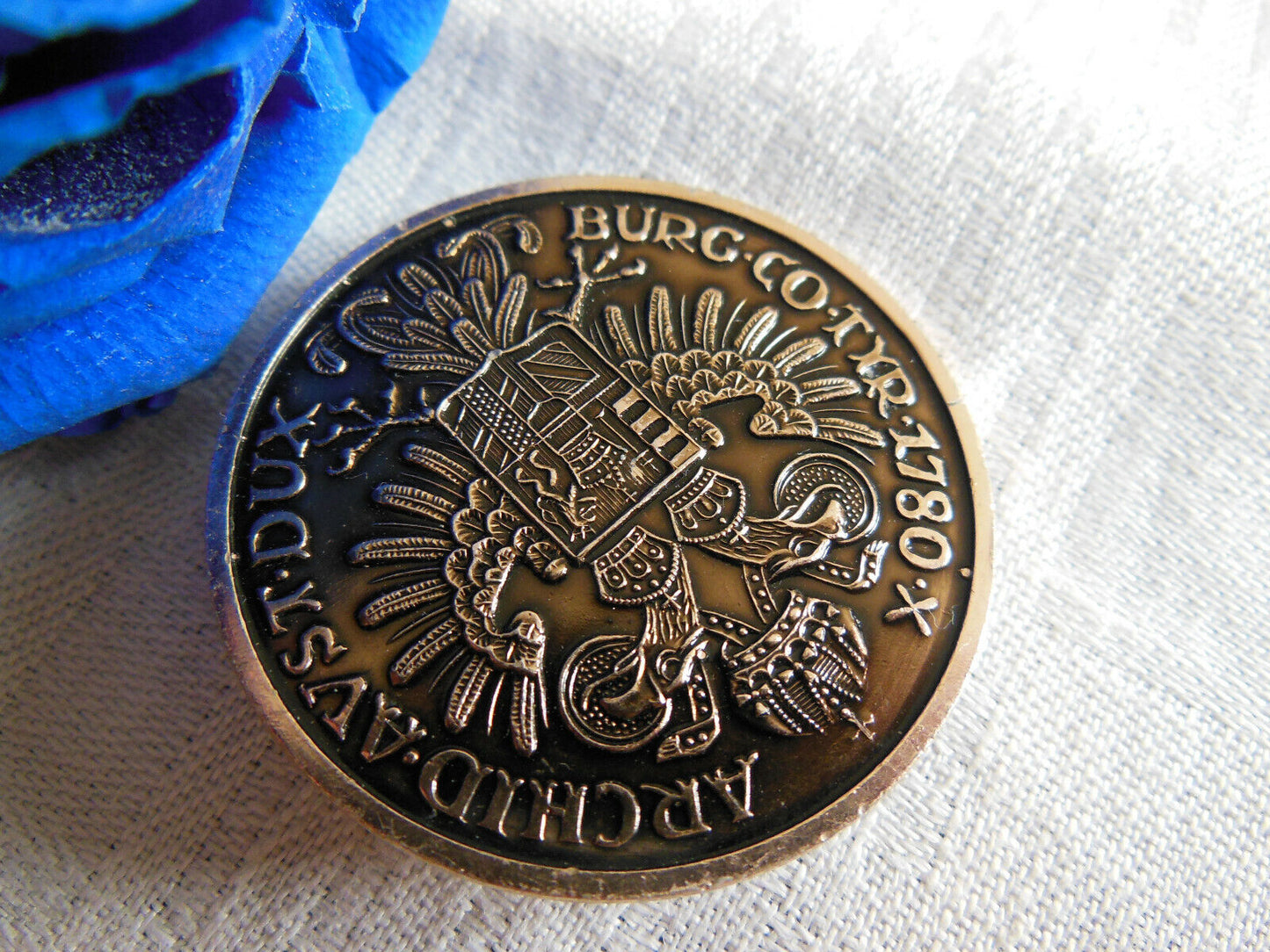 Gros bouton en métal léger vintage motif blason diamètre 3,7 cm ref 1816