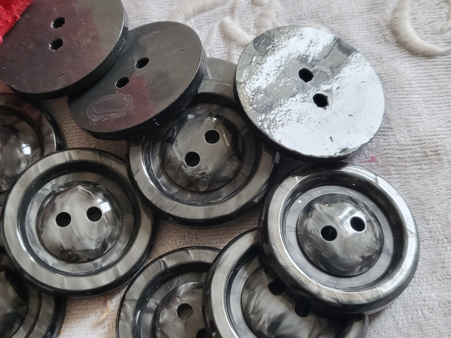 Lot 6 gros boutons vintage gris marbré ancien diamètre 3 cm ref 2623