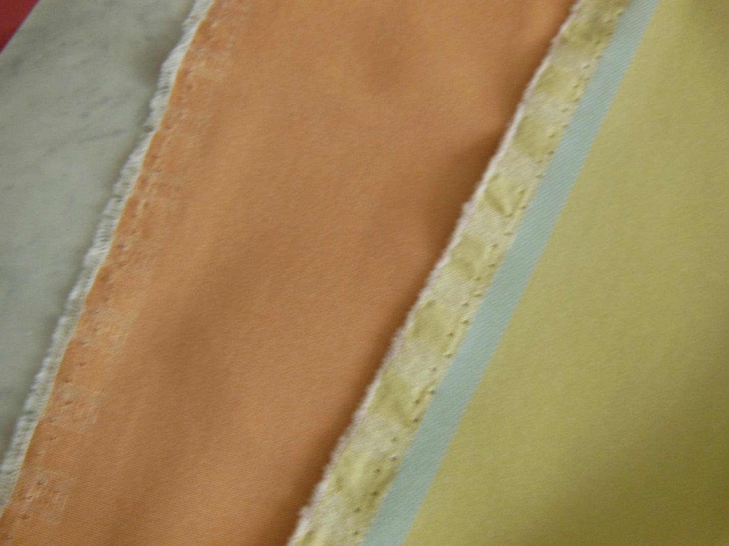 Coupon tissu lumineux opaque vert blanc marron 1 m48 sur 92 cm B3