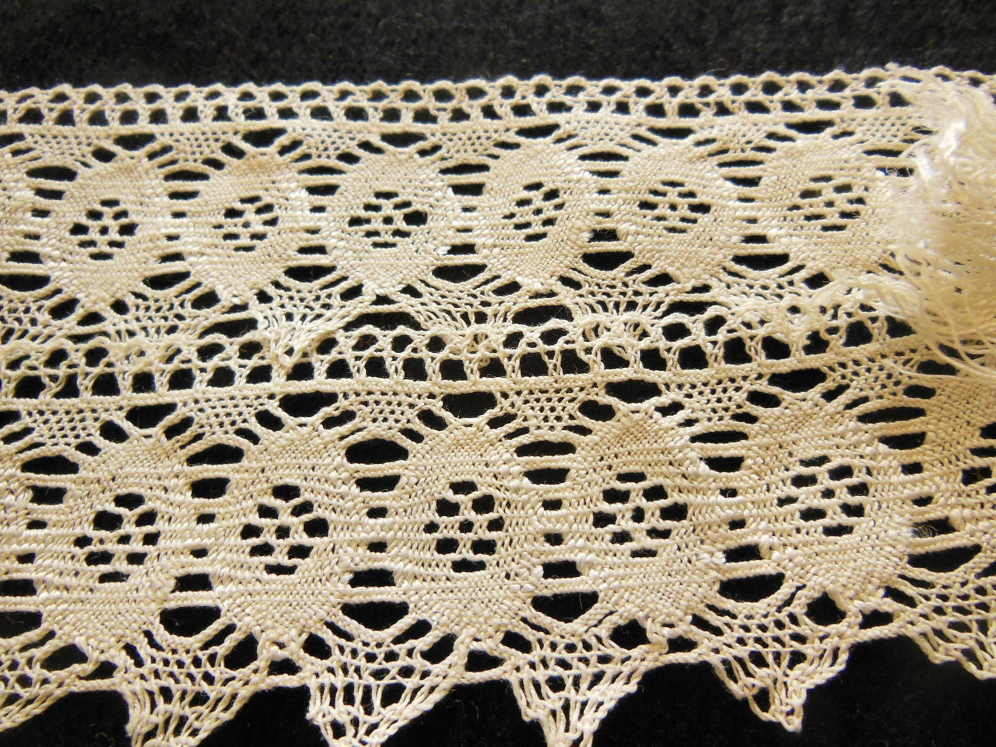 Duo dentelles anciennes crochet rehaussé de fil lumineux T1-9