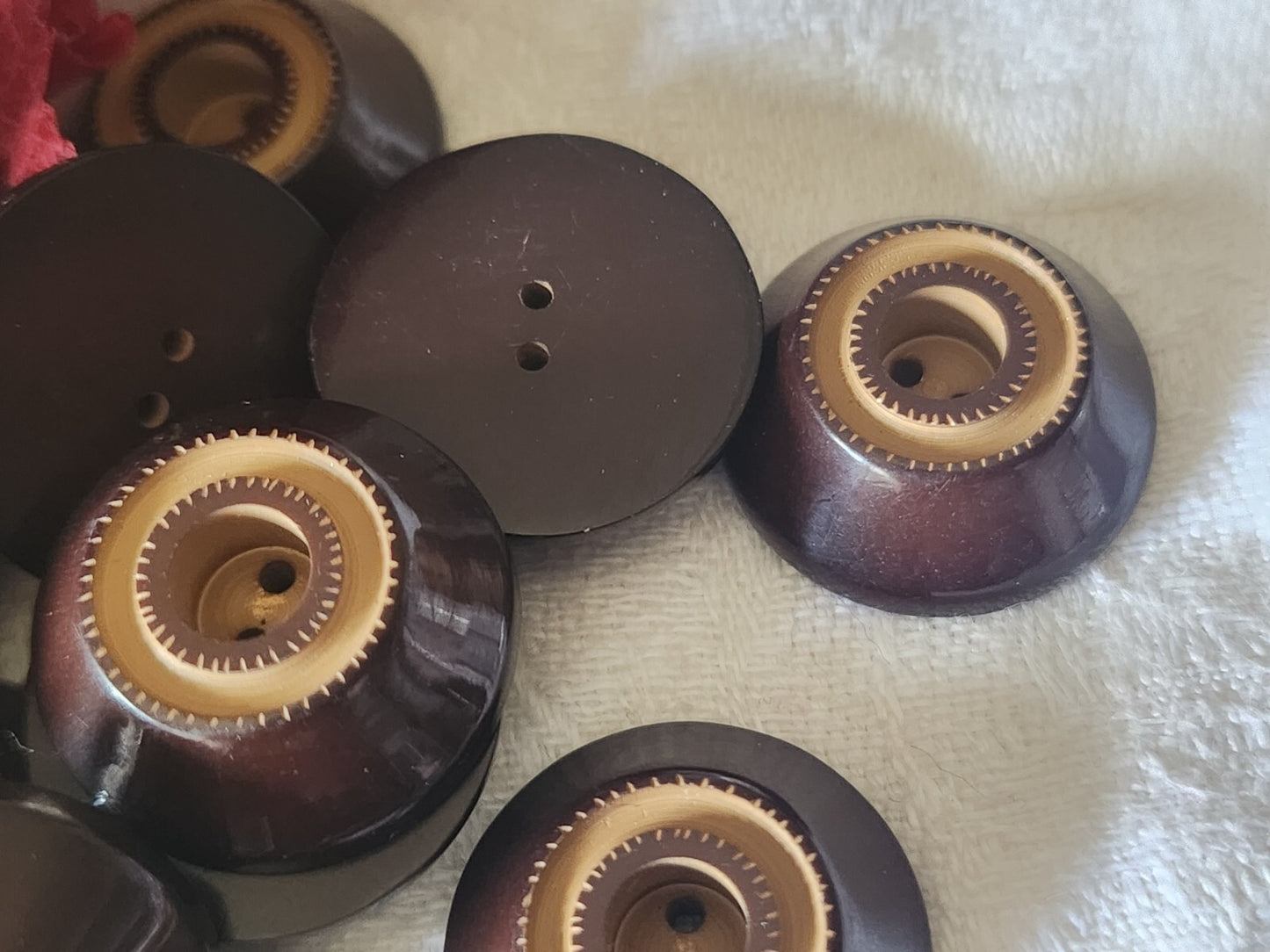 Lot 8 hauts boutons vintage marron deux tons ravissants trous 2,1 cm ref 4567