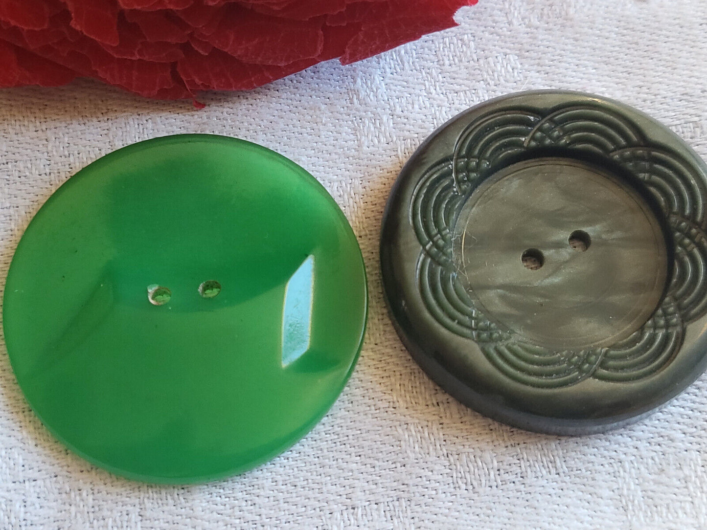 Duo gros boutons anciens vert travaillé manteaux 3,4 et 3,5 cm ref 1538