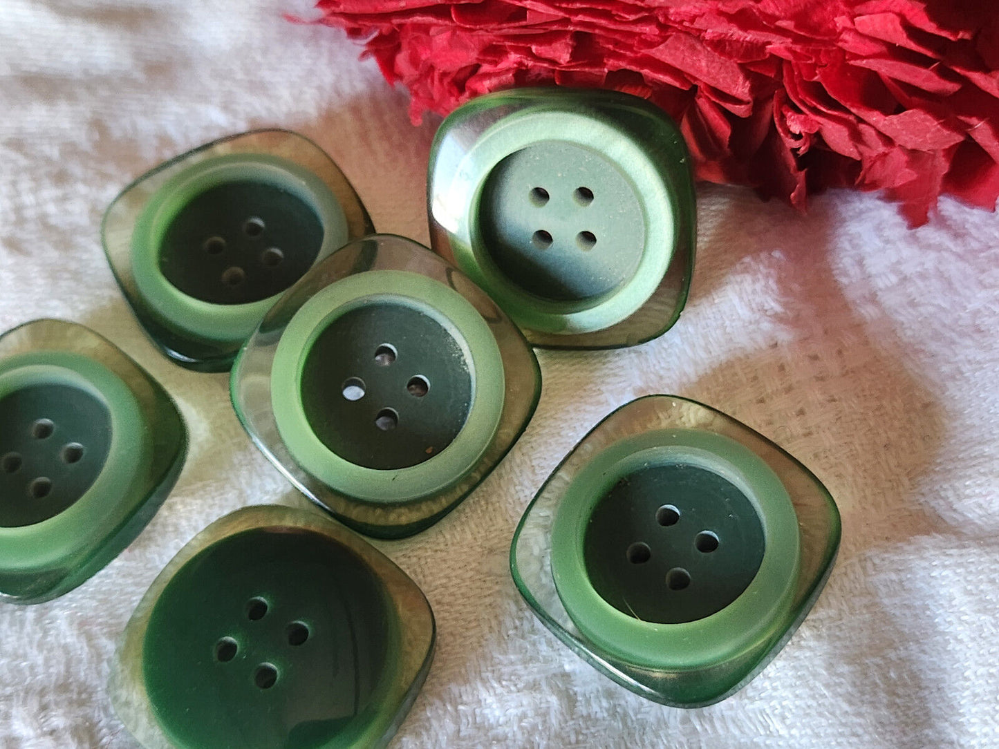 Lot 6 boutons vintage transparent vert jolis à trous 2,3 cm ref 5781