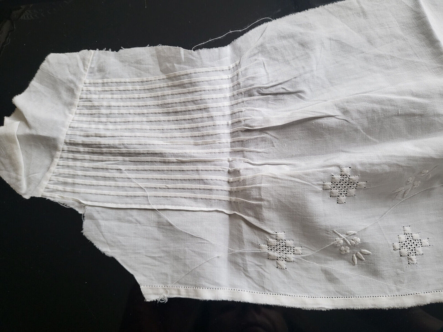 Broderie ancienne partie de plastron chemisier pour création broderie T6