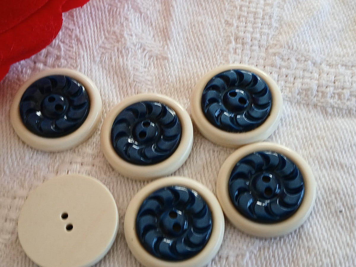 Lot 6 boutons anciens bicolore creme bleu trous 1,8 cm ciselé ref 6455