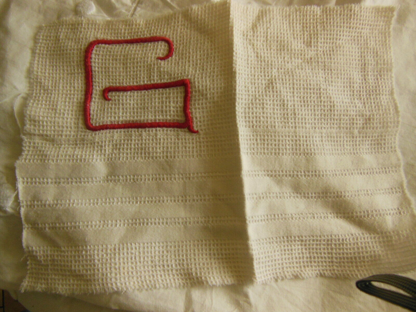 Monogramme ancien G rouge création patchwork couture récup 7 cm T3-2