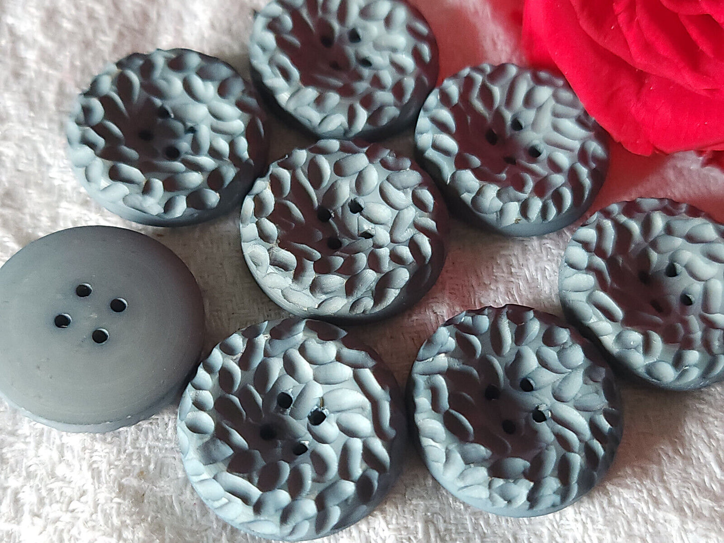 Lot 8 boutons vintage joli bleu effet martelé à trous 1,9 cm ref 1100