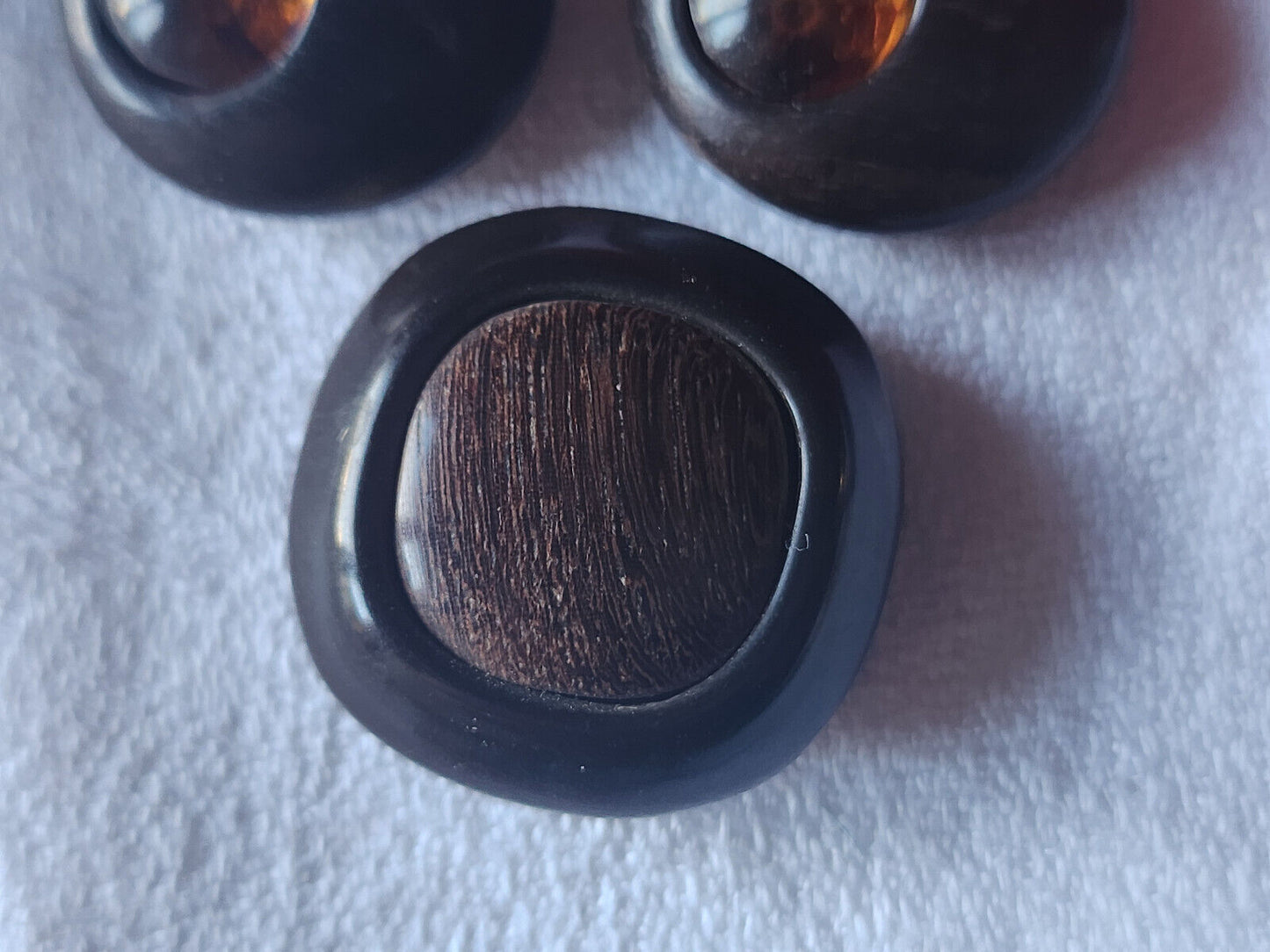 TRio boutons vintage en bois collection originaux 2,5 et 2,2 cm ref 2345