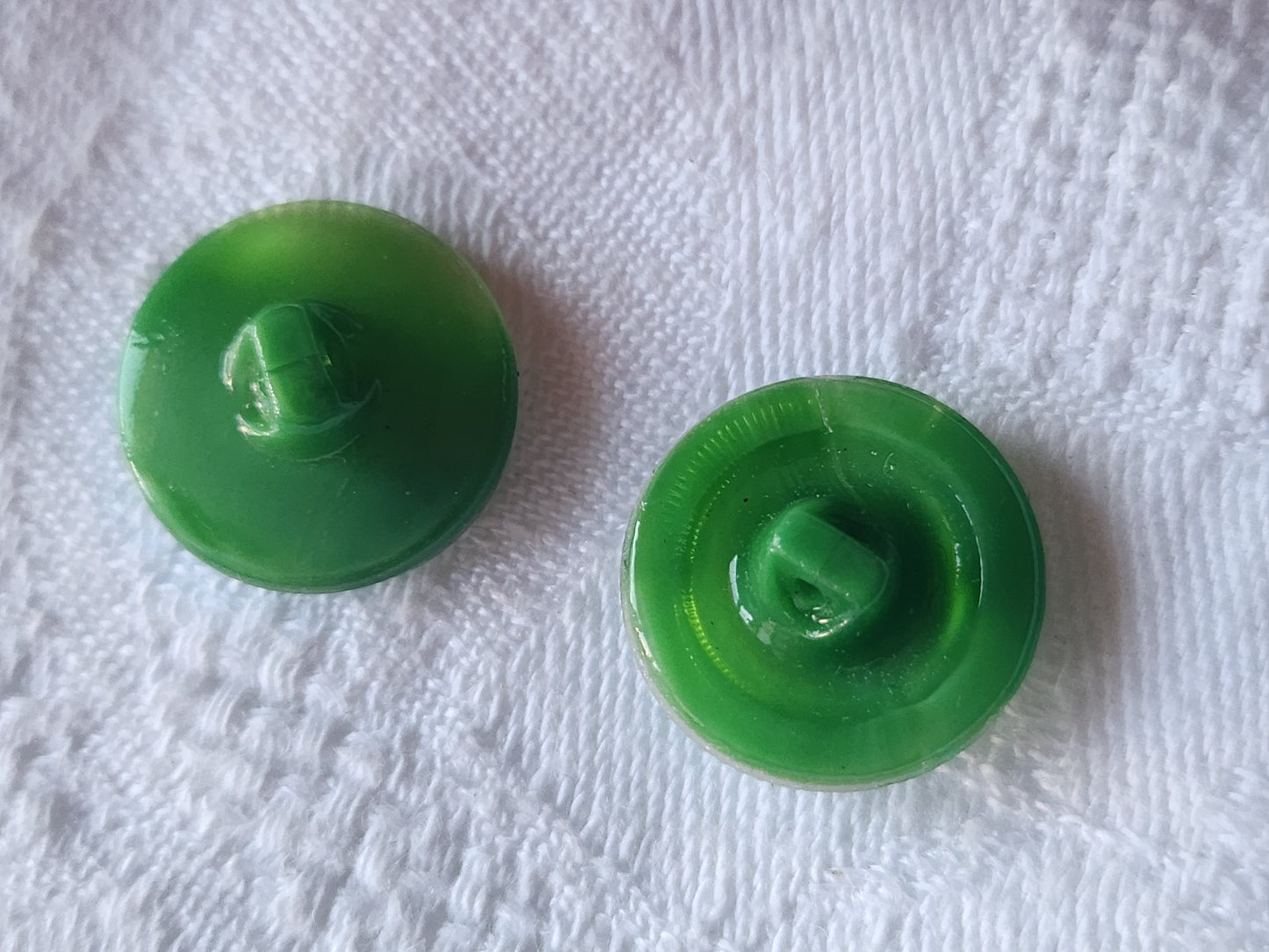 Duo boutons vintage en verre mordoré vert 1,8 cm D11P