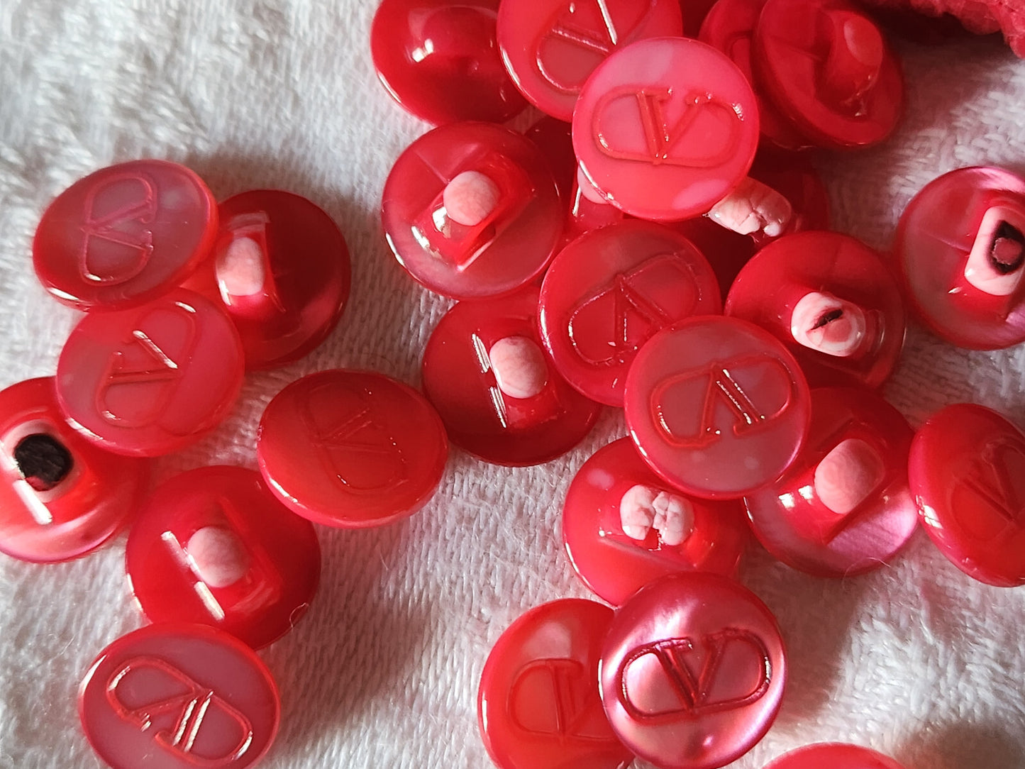 Lot 6 boutons vintage en nacre framboise Valentino Garavani pied 1,1 cm ref 3877
