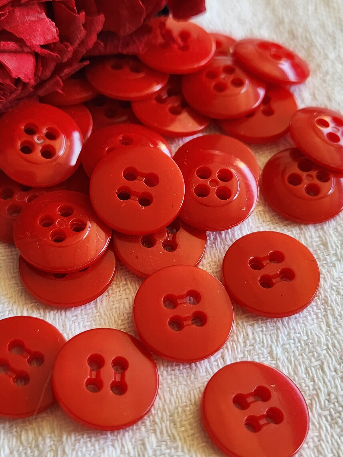 Lot 50 petits boutons vintage rouge 1,4 cm trous ref TA