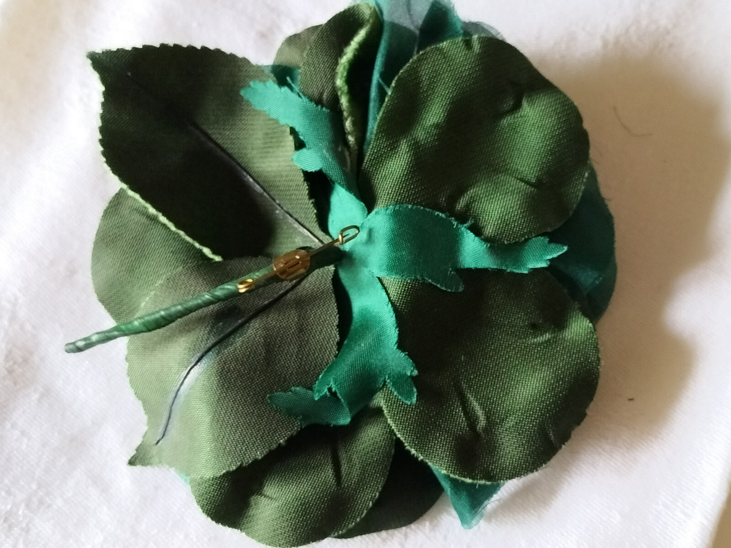 Grosse fleur ancienne vert montée sur broche velours 11,5 cm sur 12 cm T0-84
