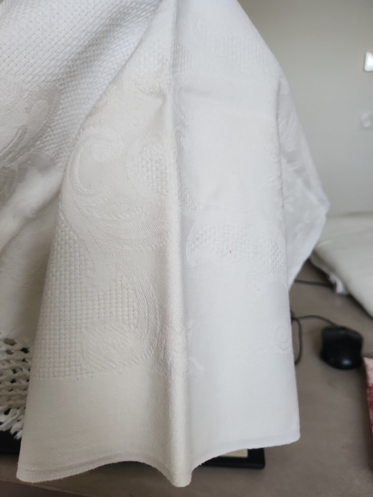 Ancien cache torchon ou serviette frangée blanc damassée B6