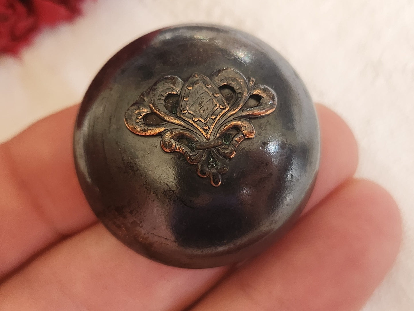 Enorme bouton vintage en métal bombé blason 3,5 cm pied ref 5852