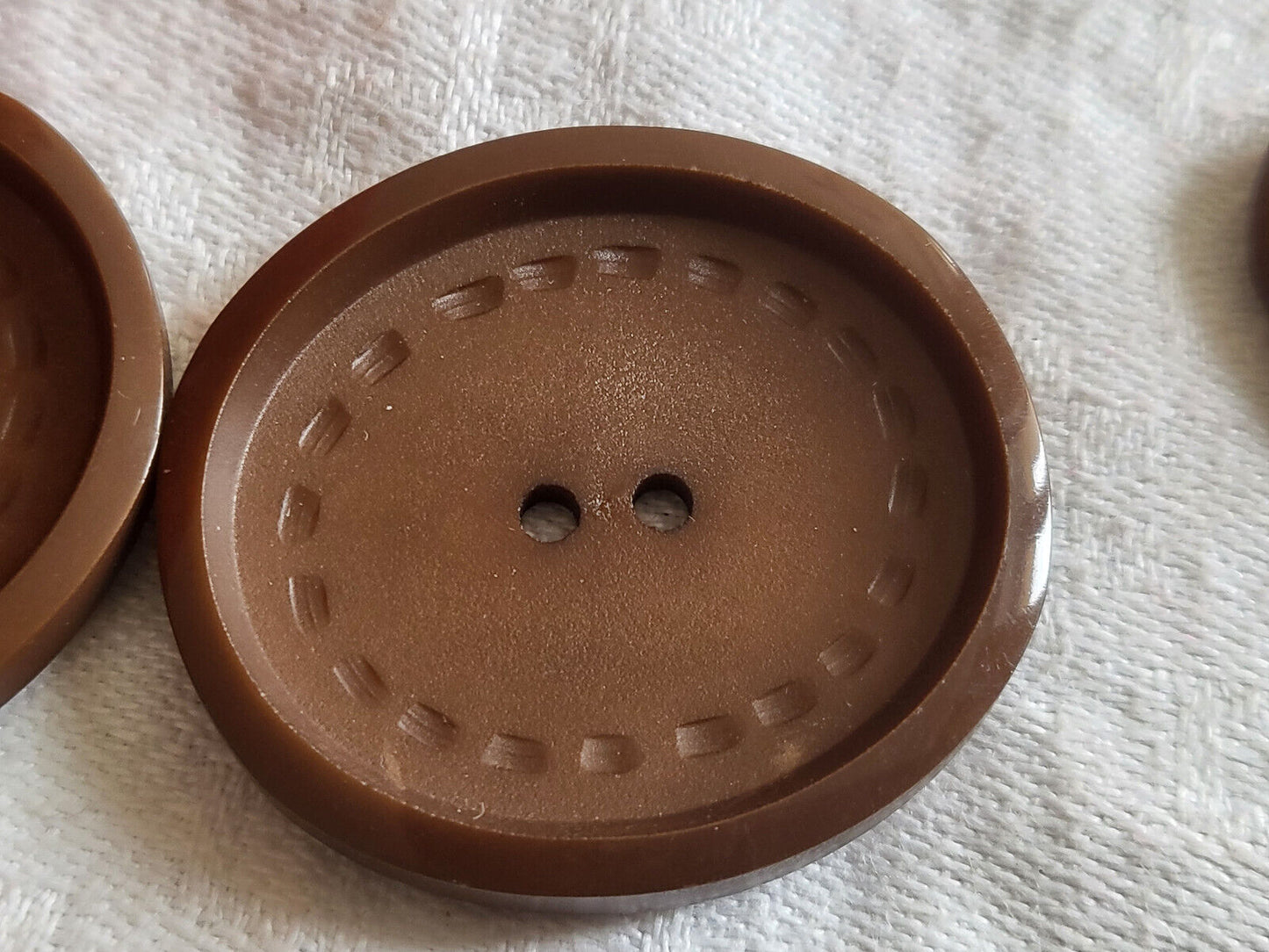Duo gros boutons marron ovale travaillé à trou manteaux 3,3 sur 3,5 ref 1625