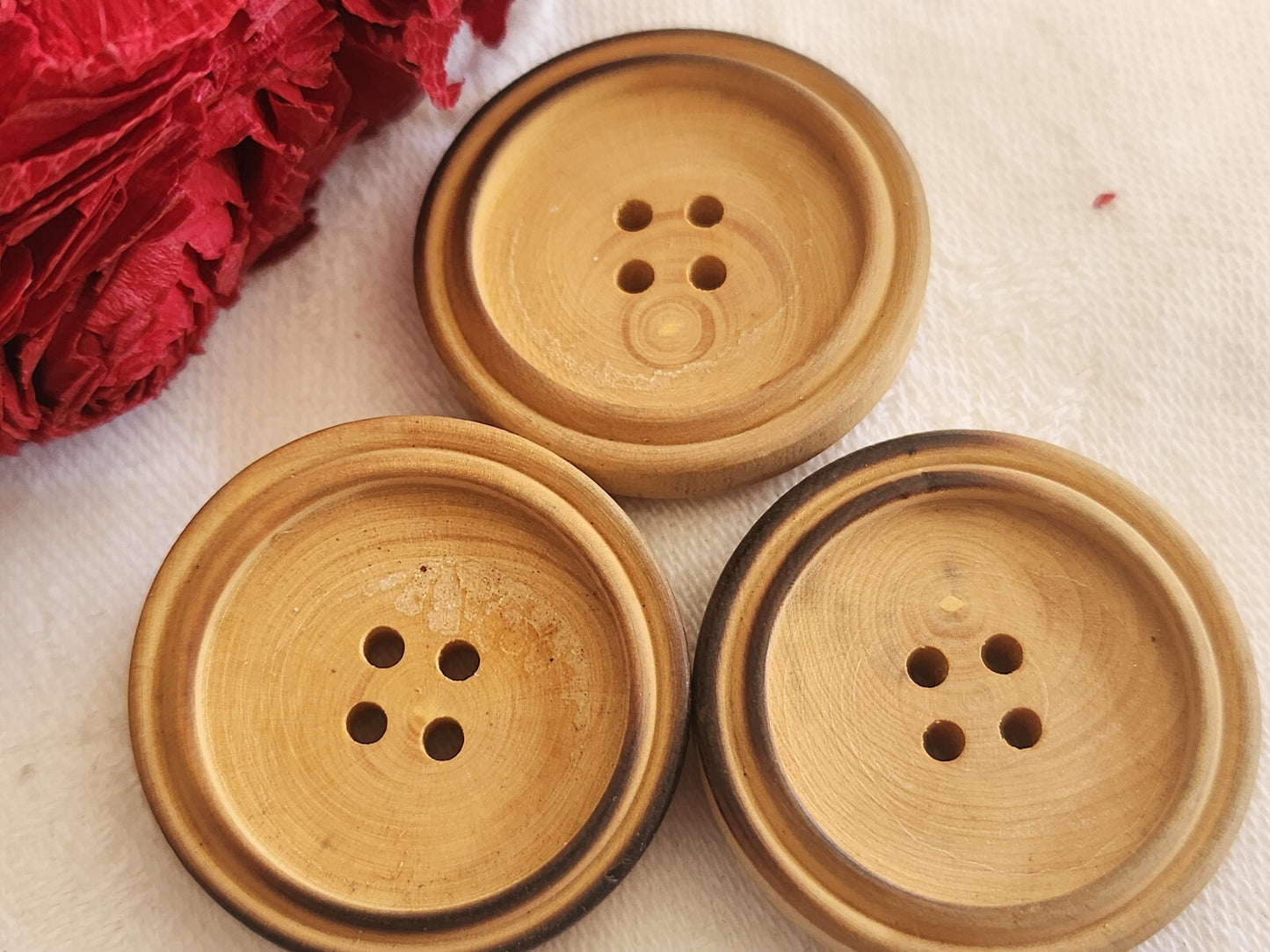 Trio gros boutons anciens en bois brut 3,1 cm à trous ref 766