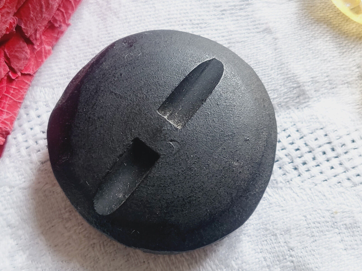 Énorme bouton ancien en résine noir gris vintage épais 3,9 cm ref 3079