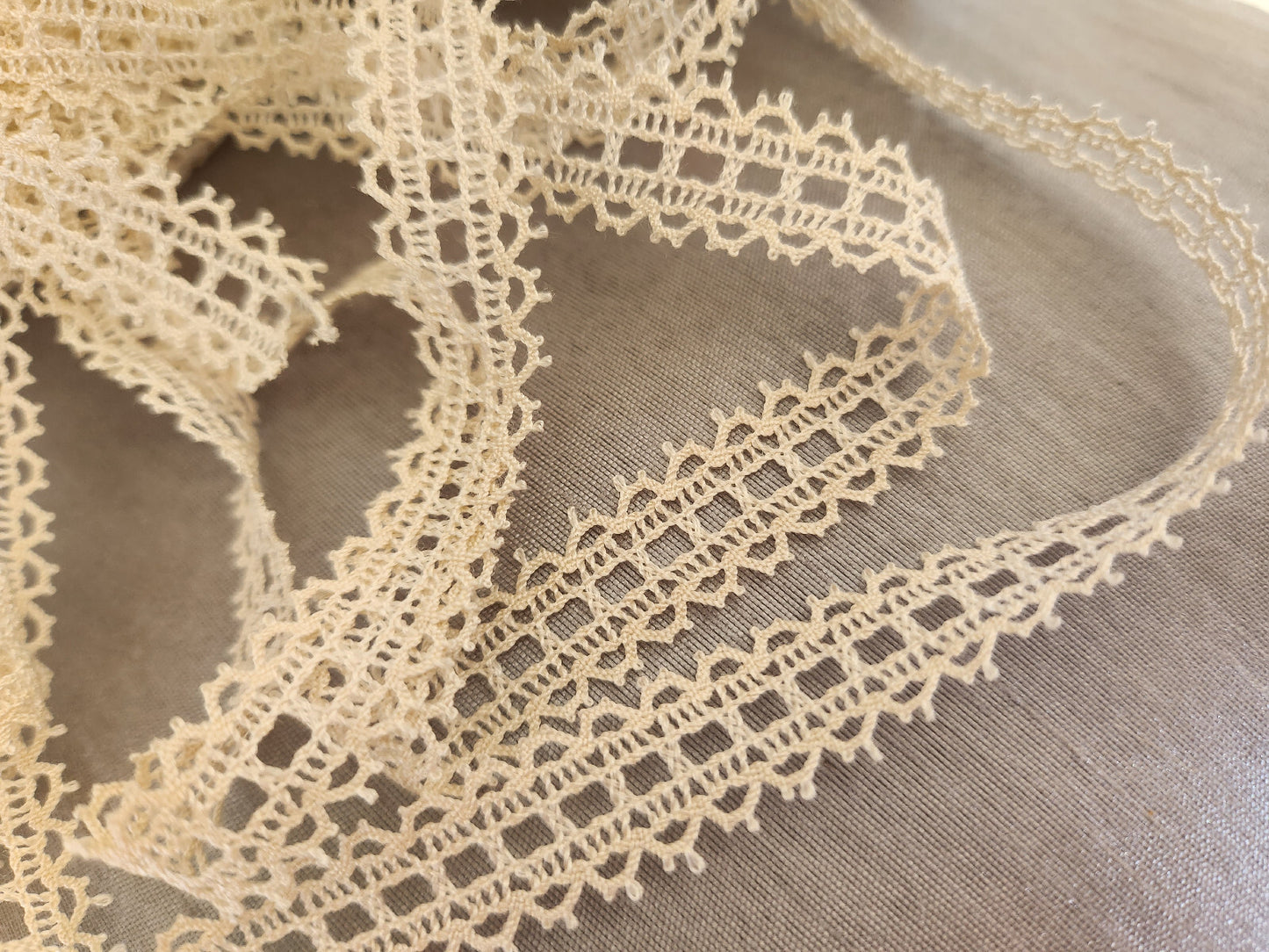 Dentelle vintage légèrement écrue 5 mètres sur 1,3 cm A2