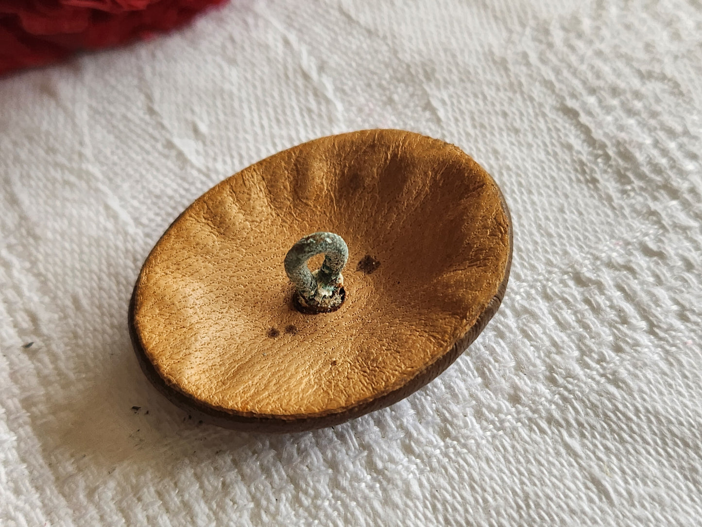 Ancien bouton en cuir marron design collection 2,4 sur 3,2 cm G18H