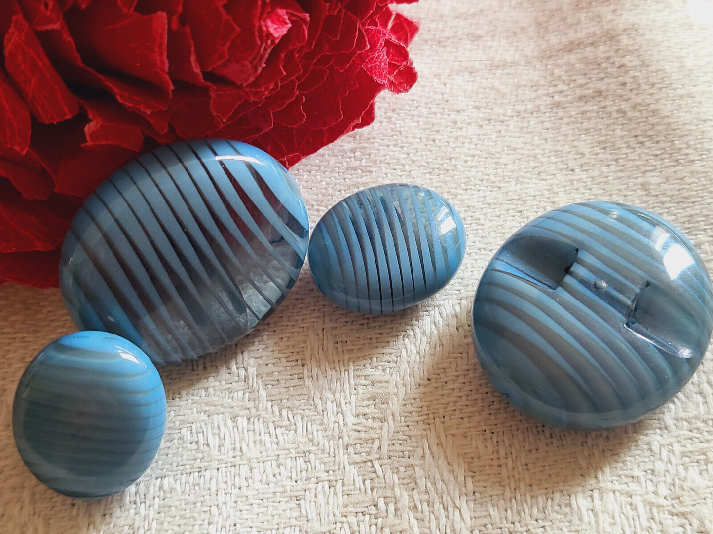 Lot 4 boutons vintage épais bleu pied 1,2 sur 1,4 et 1,9 sur 2,2 cm ref 5869