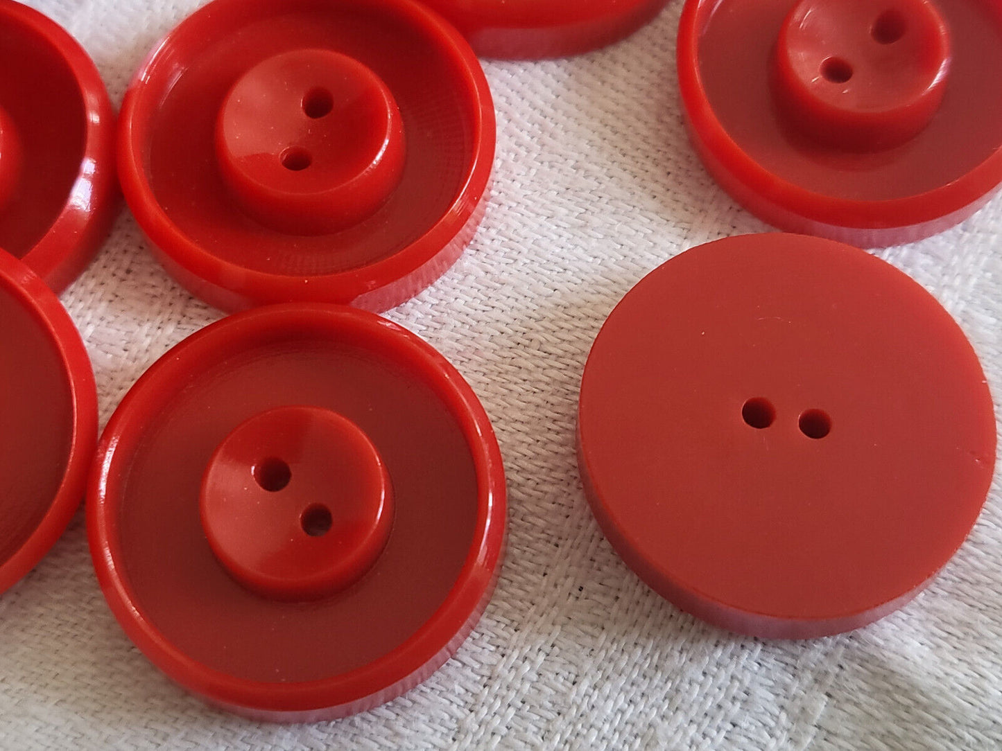 lot 7 boutons anciens rouge rebord 2 trous diamètre 2,2 cm ref 2360