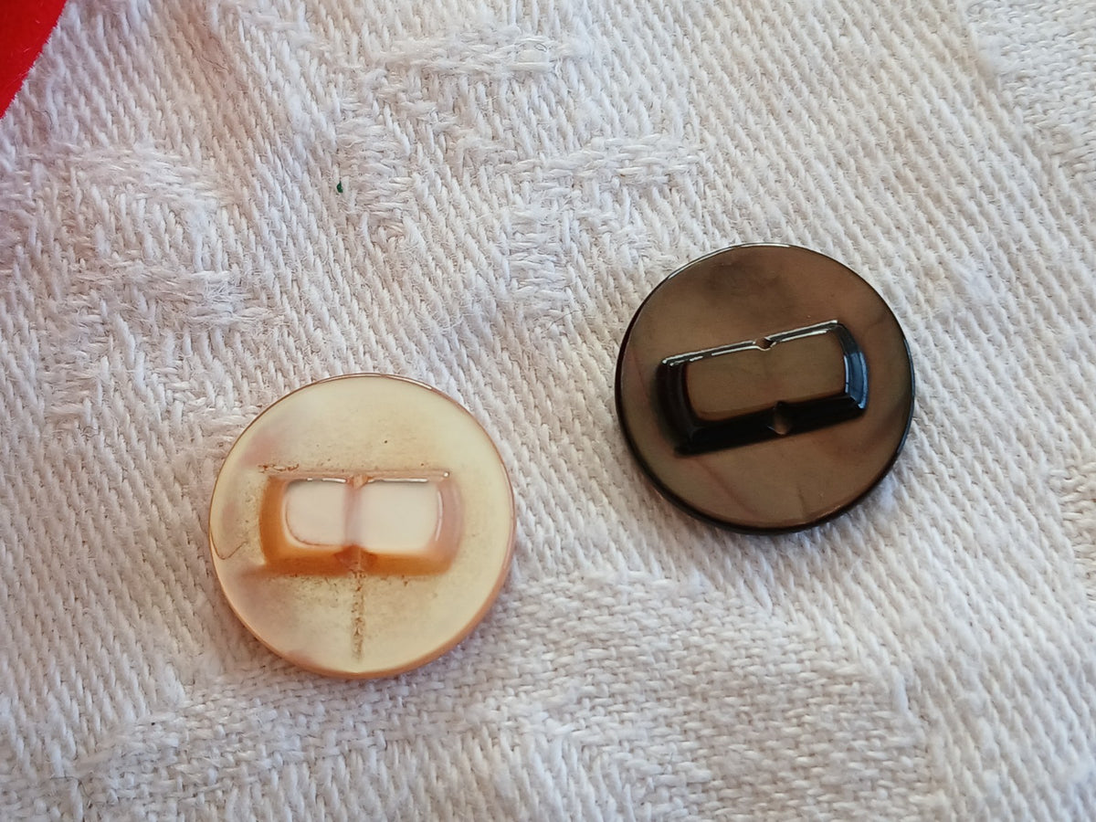 Duo boutons anciens en nacre alveole ciselé pied 1,5 cm D16A
