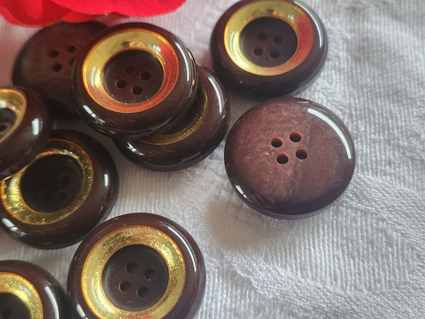 Lot 6 boutons vintage prune /marron 2,1 cm trous doré ref 2278