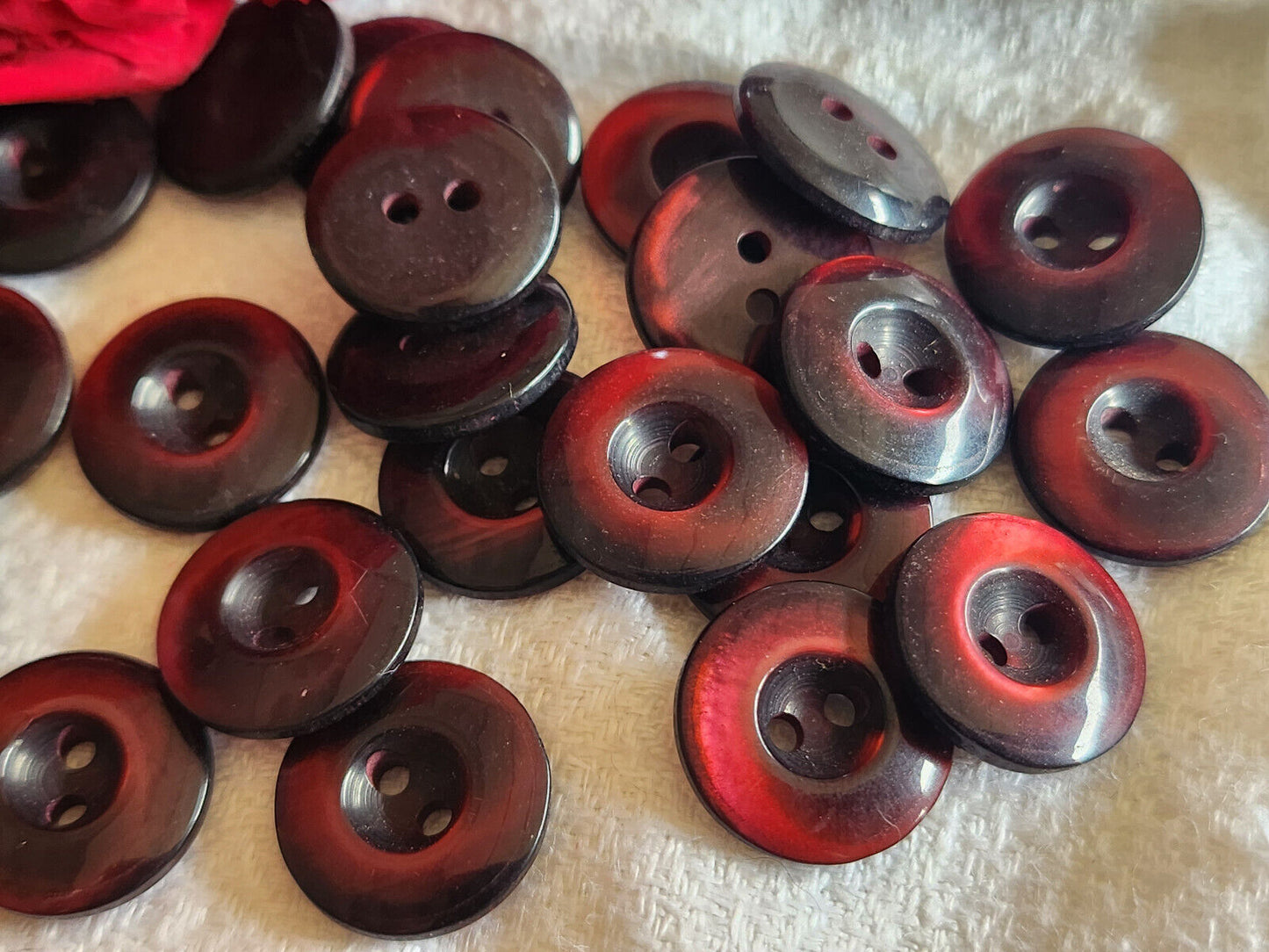 Lot 18 petits boutons vintage rouge noir joli lumineux trous 1,5 cm ref 568