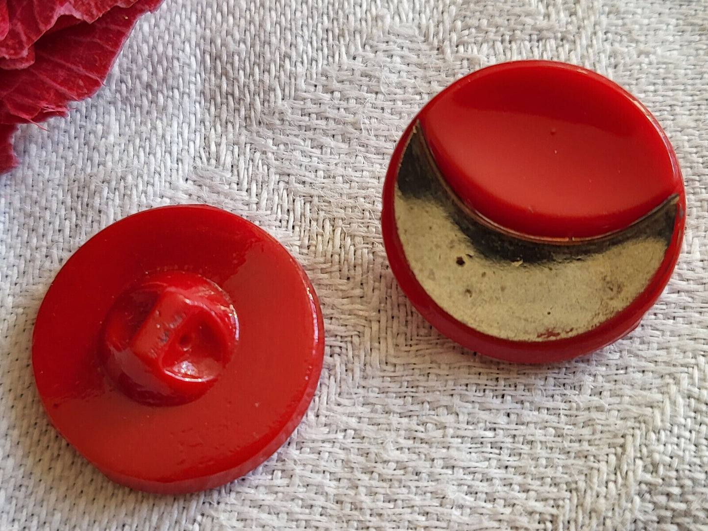 Duo boutons anciens en verre avec rouge argenté année 50 à pied 1,8 cm G10F