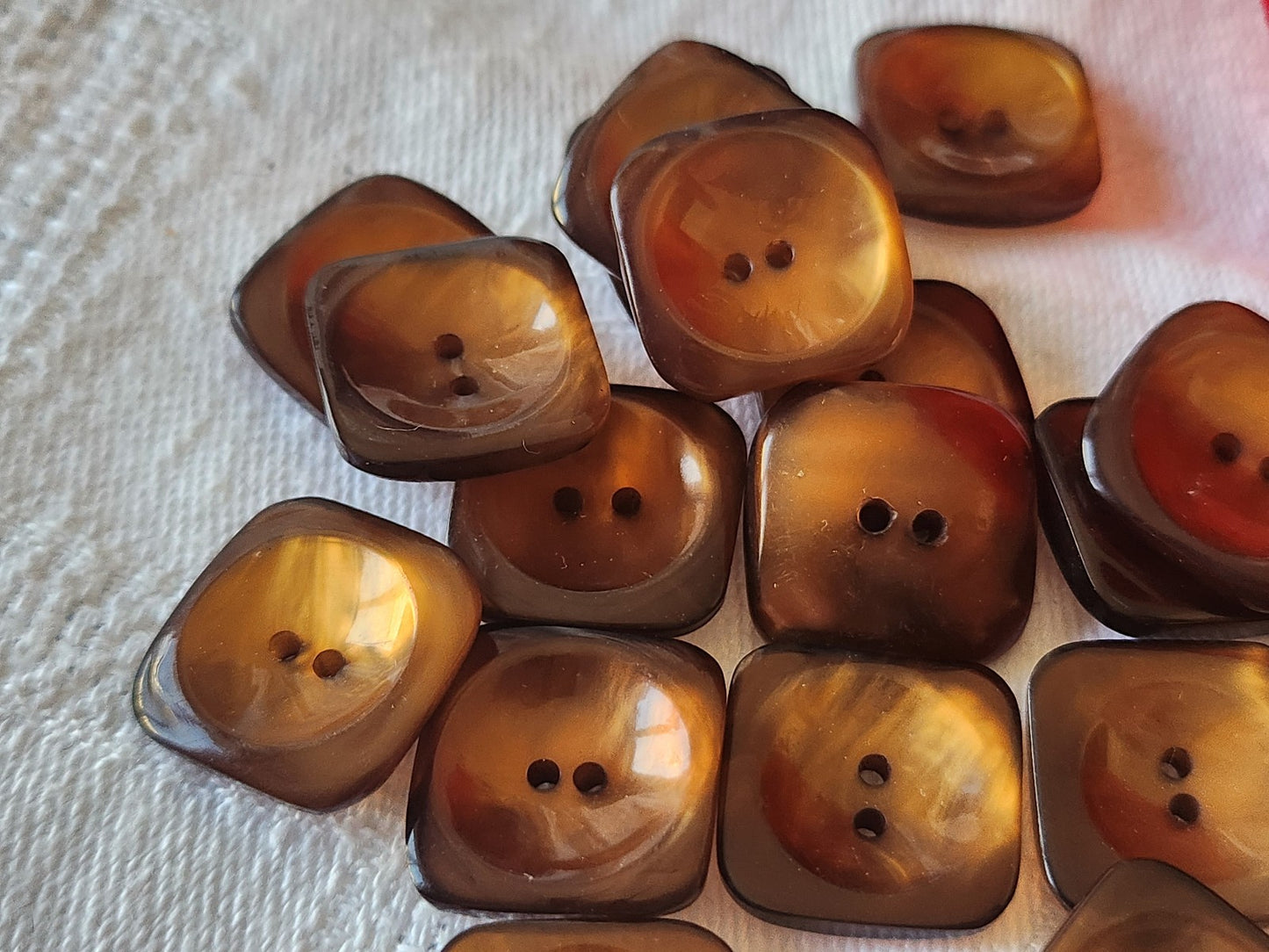 Lot 18 boutons vintage marron incurvé reflet nacré trous 1,7 cm ref 646