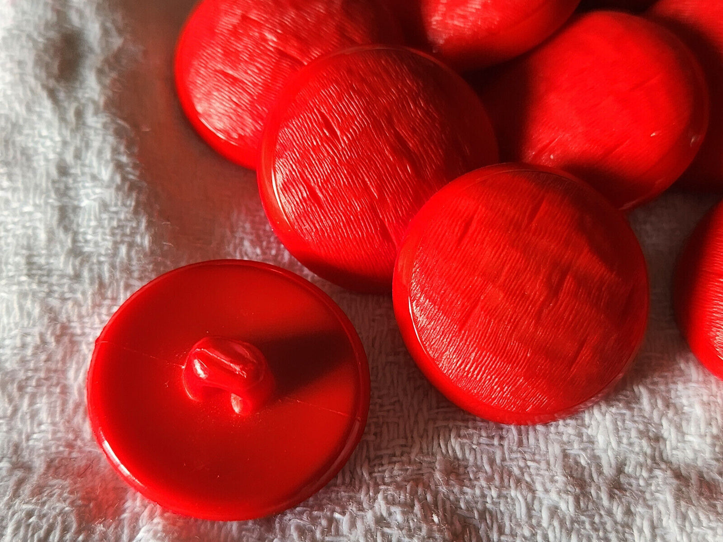 Lot 8 boutons vintage rouge bombé motif pied 2,2 cm ref 3171