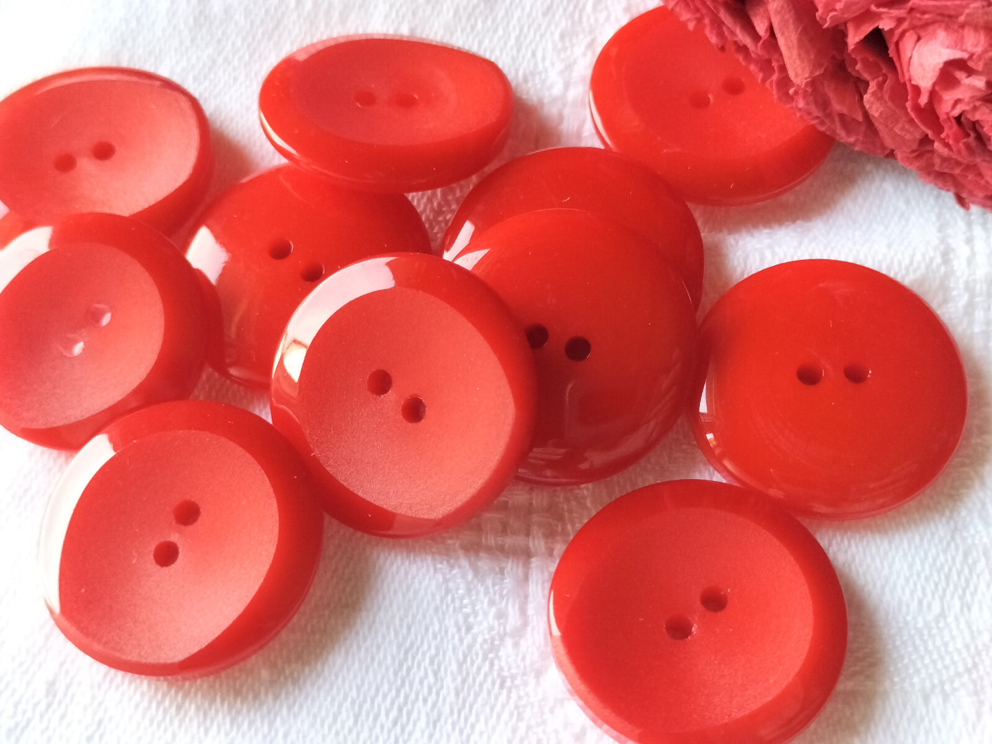 Lot 7 gros boutons vintage rouge à trous 2,4 cm ref 3161