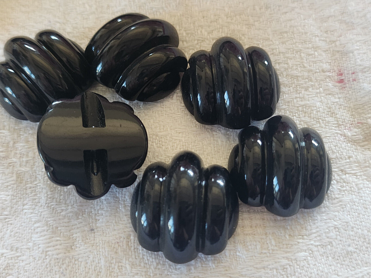Lot 6 boutons vintage noir forme original pied plat 2 cm sur 2,1 cm ref 0056