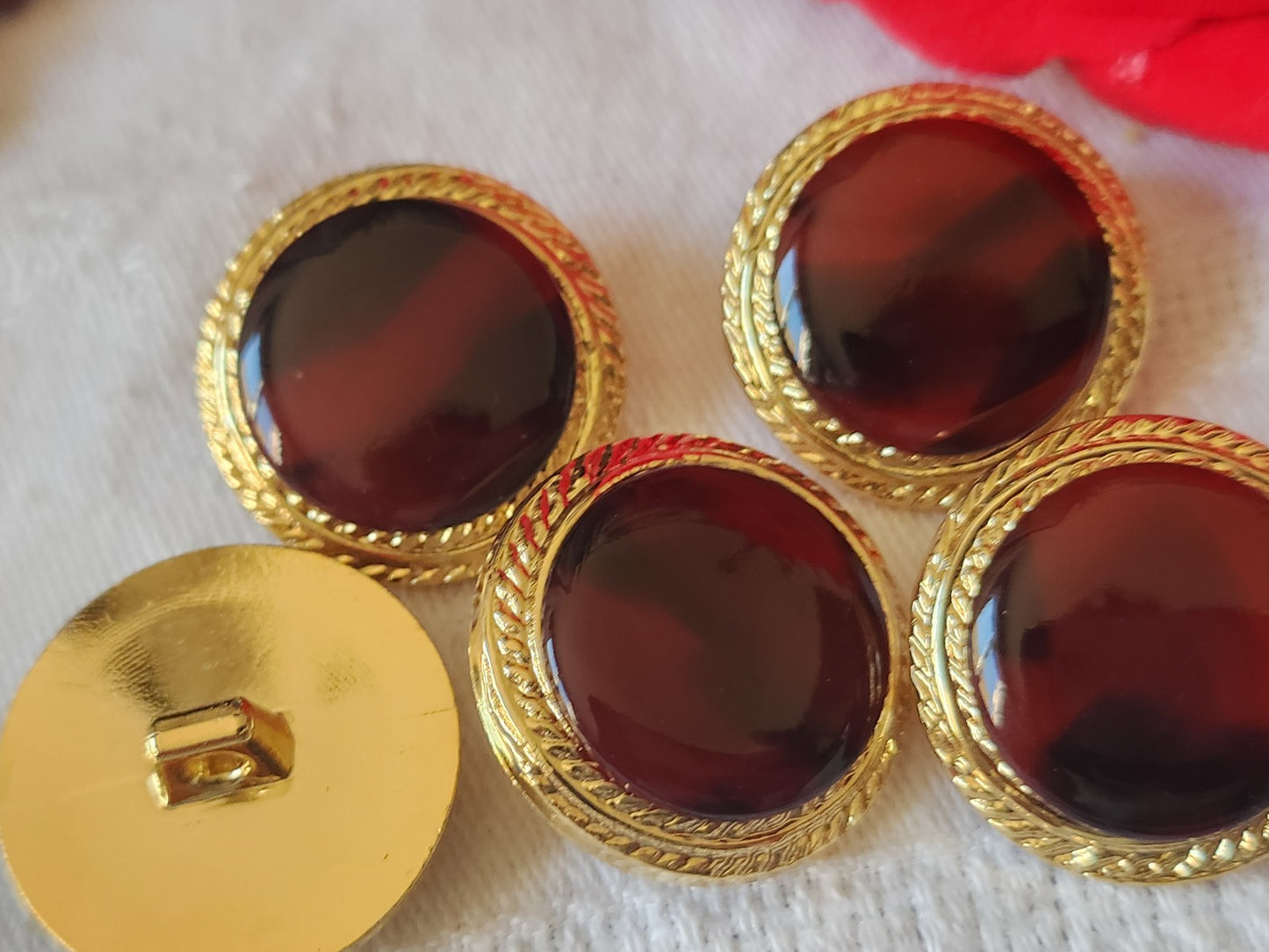 Lot 5 gros boutons vintage rouge doré acryllique pied 2,5 cm ref 5034